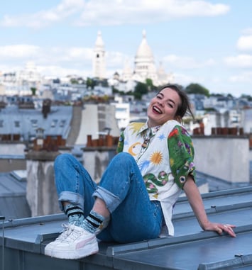300 000 ans, Manon Bril