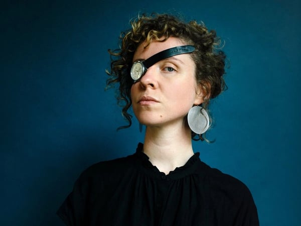 Laura Perrudin, Tempus