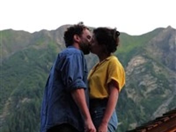Tout contre la terre